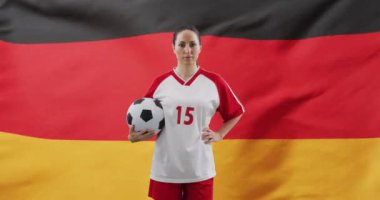Beyaz kadın futbolcunun Alman bayrağı üzerindeki animasyonu. Küresel vatanseverlik, kutlama, spor ve dijital arayüz kavramı dijital olarak oluşturulmuş video.