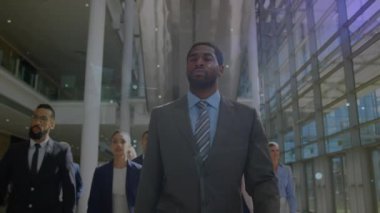 Ofisteki iş adamları üzerinden bağlantı ağının animasyonu. Küresel iş, finans, bağlantılar, ağlar ve veri işleme kavramı dijital olarak oluşturulmuş video.