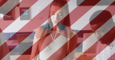 Ofisteki çeşitli iş adamları üzerinde ABD bayraklarının canlandırılması. Küresel iş, vatanseverlik ve dijital arayüz kavramı dijital olarak üretilen video.