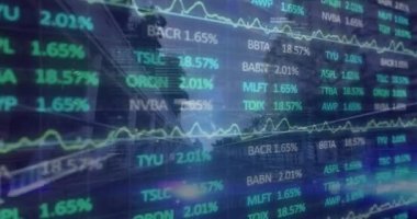 Borsa veri işleme animasyonunun şehir köprüsünde yürüyen insanların hızlandırılmış verileriyle karşılaştırılması. Küresel ekonomi ve iş teknolojisi kavramı