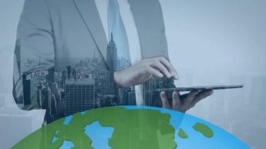 Tablet ve şehir manzarası kullanılarak Kafkasyalı iş adamının üzerindeki dünyanın animasyonu. Küresel teknoloji, bilgisayar ve dijital arayüz kavramı dijital olarak oluşturulmuş video.