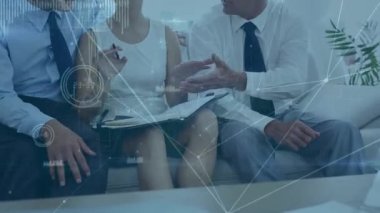 İş adamları üzerinden veri işleme ağı bağlantılarının animasyonu. Küresel iş, finans, bağlantılar, ağlar ve veri işleme kavramı dijital olarak oluşturulmuş video.