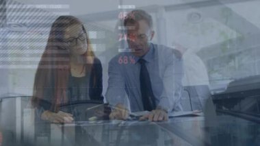 Tablet kullanan beyaz iş adamları üzerinde animasyon istatistikleri ve finansal veri işleme. Küresel iş, finans ve veri işleme kavramı dijital olarak oluşturulmuş video.
