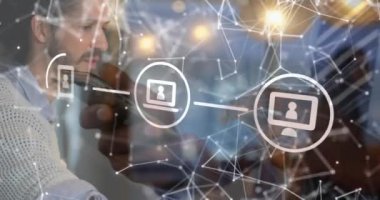 Video, beyaz arka plana cep telefonu kullanan bir işadamını gösteriyor. Video, bir bağlantı ağının üzerindeki simgelerin dijital olarak oluşturulmuş bir animasyonudur. Video küresel internet güvenlik bağlantılarını ve iş dünyasını sembolize ediyor.