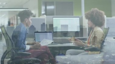 Ofisteki iş kadınlarının şehir manzarası animasyonu. Küresel iş, finans, bağlantılar, ağlar ve veri işleme kavramı dijital olarak oluşturulmuş video.