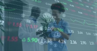 Çeşitli doktorlar üzerinde finansal veri işleme animasyonu. Küresel işletme, finans, tıp ve sağlık konsepti dijital olarak üretilen video.