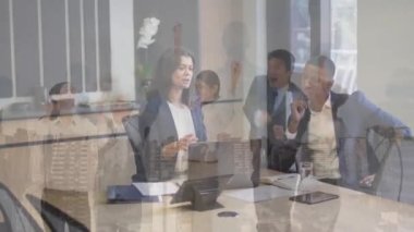 Ofisteki iş adamlarının şehir manzarası animasyonu. Küresel iş, finans, bağlantılar, ağlar ve veri işleme kavramı dijital olarak oluşturulmuş video.