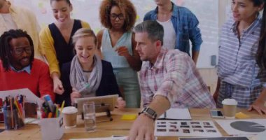 İşletme yöneticileri bir konferans odasında birbirleriyle iletişim halindeler.. 