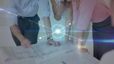Bir grup mimar planlara bakarken biri kameraya gülümsüyor. Parlak bir arkaplanda birbirine bağlı çizgilerin dijital animasyonu gösterilir.