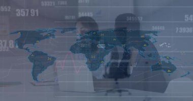Çeşitli insanlar üzerinde veri işleme ve işleme animasyonları. Küresel teknoloji, bilgisayar ve dijital arayüz kavramı dijital olarak oluşturulmuş video.