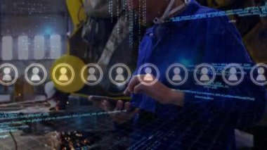 Kafkas erkek tamirci üzerinde simge ve veri işleme animasyonları. Küresel iş, finans ve dijital arayüz kavramı dijital olarak oluşturulmuş video.