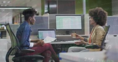 Ofisteki çeşitli iş adamları üzerinde finansal veri işleme animasyonu. Küresel finansman, iş ve dijital arayüz kavramı dijital olarak oluşturulmuş video.