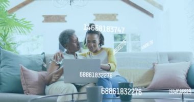 Afro-Amerikan kadınlarının dizüstü bilgisayarla değişen numaralarının animasyonu. Dijital olarak oluşturulmuş küresel sosyal medya, iş, finans ve veri işleme kavramı.