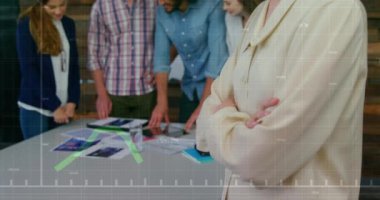 Ofisteki çeşitli iş adamları üzerinde finansal veri işleme animasyonu. Küresel finansman, iş ve dijital arayüz kavramı dijital olarak oluşturulmuş video.