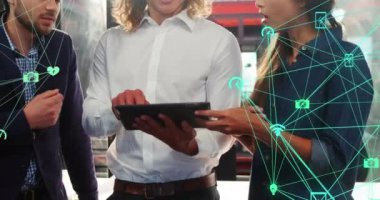 Ofisteki farklı iş adamlarının simgeleriyle bağlantı ağının animasyonu. Küresel finansman, iş ve dijital arayüz kavramı dijital olarak oluşturulmuş video.