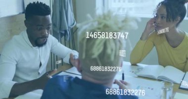 Dizüstü bilgisayar kullanarak farklı iş adamlarından değişen numaraların animasyonu. Dijital olarak oluşturulmuş küresel sosyal medya, iş, finans ve veri işleme kavramı.