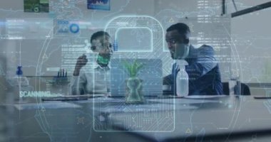 Ofisteki çeşitli iş adamları üzerinde veri işleme animasyonu. Küresel iş ve dijital arayüz kavramı dijital olarak oluşturulmuş video.
