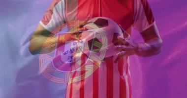Portekiz bayrağı üzerinde beyaz erkek futbolcunun animasyonu. Küresel vatanseverlik, kutlama, spor ve dijital arayüz kavramı dijital olarak oluşturulmuş video.