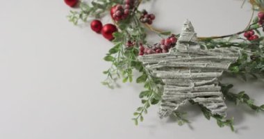 Noel çelengi üzerine yazılmış mutlu noel mesajlarının animasyonu. Noel, kutlama ve dijital arayüz kavramı dijital olarak oluşturulmuş video.