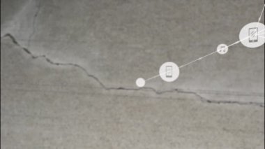 Gri yüzeydeki çatlak üzerindeki simgelerle bağlantı ağının animasyonu. Küresel ağlar, işletmeler, finans ve veri işleme kavramı dijital olarak oluşturulmuş video.