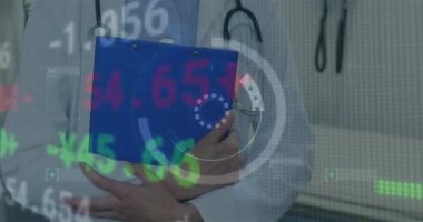 Beyaz kadın doktor üzerinde finansal veri işleme ve tarama animasyonu. Küresel finansman, ilaç ve dijital arayüz kavramı dijital olarak oluşturulmuş video.