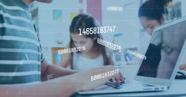 Bilgisayarı kullanarak beyaz adamın üzerinde değişen numaraların animasyonu. Dijital olarak oluşturulmuş küresel sosyal medya, iş, finans ve veri işleme kavramı.