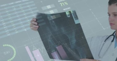 Beyaz kadın doktor üzerinden finansal veri işleme animasyonu. Küresel finansman, ilaç ve dijital arayüz kavramı dijital olarak oluşturulmuş video.