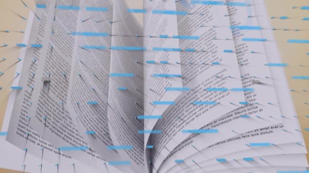 Анимация Обработки Финансовых Данных Над Открытой Книгой Деревянной Поверхности Концепция — стоковое видео