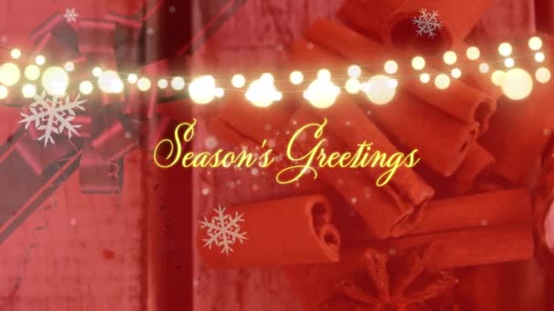 赤い背景にスパイスや装飾の上に妖精の光と季節の挨拶テキストのアニメーション クリスマス お祝いのコンセプトデジタル生成ビデオ — ストック動画