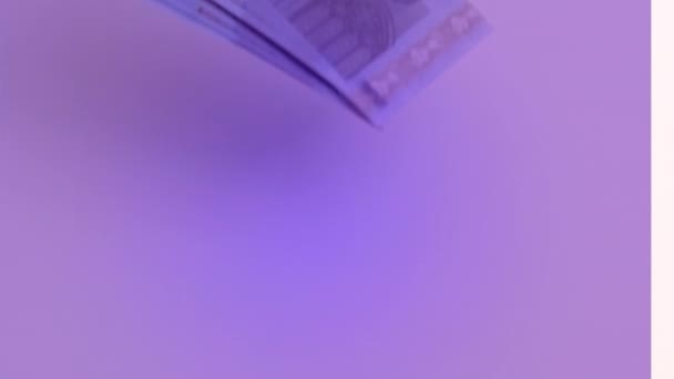Анимация Крупным Планом Банкнот Евро Падающих Фиолетовый Градиентный Фон Концепция — стоковое видео