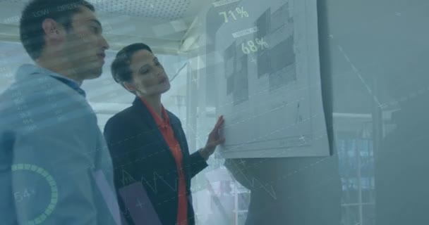 計画を議論する多様な男性と女性の同僚に対する統計データ処理のアニメーション ビジネスデータ技術の概念 — ストック動画