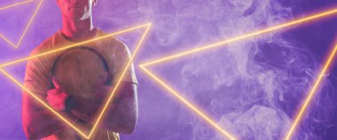 Beyaz tenli erkek oyuncunun mavi arka planda ışıklı üçgenlerle raket tutuşu. Boşluğu kopyala, kompozit, spor, rekabet, neon, illüstrasyon, parlama, duman ve soyut kavram.