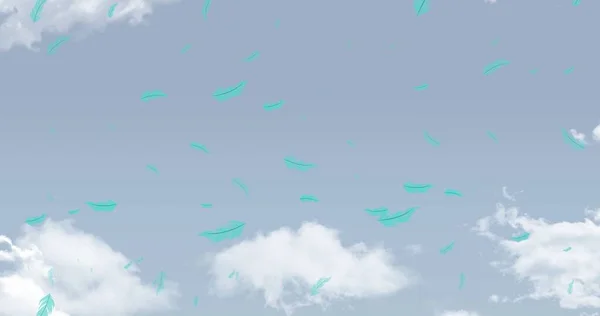 Digitales Komposit Aus Blauen Federn Die Gegen Den Himmel Fliegen — Stockfoto