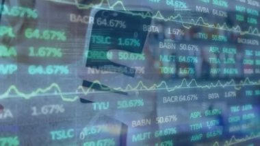 Akıllı telefon kullanan bir kadının finansal veri işleme animasyonu. Küresel iş, finans ve veri işleme kavramı dijital olarak oluşturulmuş video.