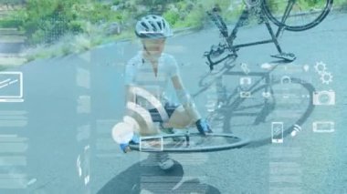 Bisikleti tamir eden kadın bisikletçi üzerinde simge ve veri işleme animasyonları. Küresel spor ve veri işleme kavramı dijital olarak oluşturulmuş video.