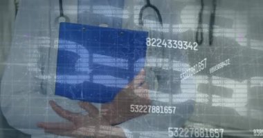 Beyaz kadın doktor üzerinden finansal veri işleme ve bağlantı ağının animasyonu. Küresel finansman, ilaç ve dijital arayüz kavramı dijital olarak oluşturulmuş video.