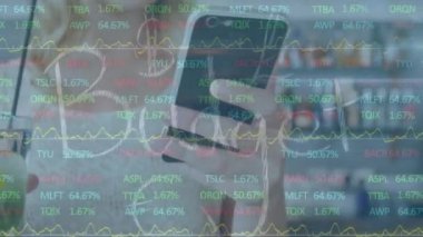 Akıllı telefon kullanan bir kadın için finansal veri işleme ve bütçe metninin animasyonu. Küresel iş, finans ve veri işleme kavramı dijital olarak oluşturulmuş video.