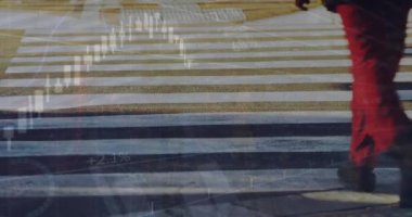 Sokak ve elektrik direkleri üzerinde yürüyen insanların finansal veri işleme animasyonları. Dijital olarak oluşturulan küresel finansman, bilgisayar ve dijital arayüz kavramı.