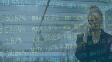 Kafkasyalı iş kadınının akıllı telefondan konuşması üzerine borsa veri işleme animasyonu. Küresel ekonomi ve iş teknolojisi kavramı