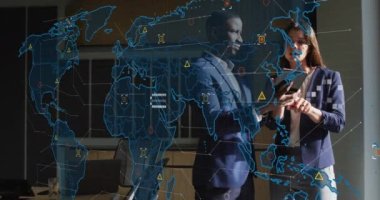 Tablet kullanan iş adamları üzerinde dünya haritası ve veri işleme animasyonu. Küresel iş, finans, bağlantılar, ağlar ve veri işleme kavramı dijital olarak oluşturulmuş video.