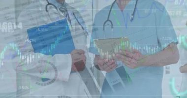 Çeşitli doktorlar üzerinde finansal veri işleme animasyonu. Küresel finansman, ilaç ve dijital arayüz kavramı dijital olarak oluşturulmuş video.