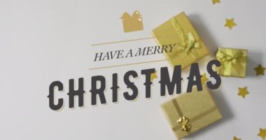 Bu video beyaz arka planda çeşitli altın noel hediyelerini gösteriyor. Kendi metninizi eklemek isterseniz diye bir kopya alanı da mevcut. Videoda bir şenlik havası var ve Noel tebriği ya da dekorasyon için harika olur..