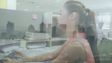 Ofisteki iş kadınının şehir manzarası animasyonu. Küresel iş, finans, bağlantılar, ağlar ve veri işleme kavramı dijital olarak oluşturulmuş video.