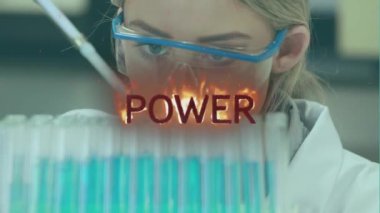 Güç metninin animasyonu beyaz kadın bilim adamı üzerinde test tüpleri ile. Küresel bilim ve dijital arayüz kavramı dijital olarak oluşturulmuş video.