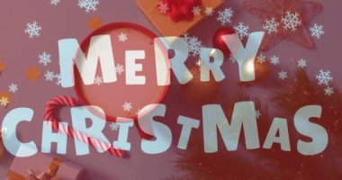 Kahve ve mavi arka planda hediyeler gibi Noel süsleri, Noel gelenekleri ve kutlamaları temsil ediyor. Kar yağışı üzerine yazılan mutlu noel mesajının dijital videosu kış mevsimini temsil ediyor.