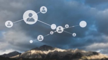 Manzara üzerindeki insan simgeleriyle bağlantı ağının animasyonu. Küresel ağlar, bağlantılar, seyahat ve doğa konsepti dijital olarak oluşturulmuş video.