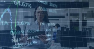 Ofisteki çeşitli iş adamları üzerinde finansal veri işleme animasyonu. Küresel finansman, iş ve dijital arayüz kavramı dijital olarak oluşturulmuş video.