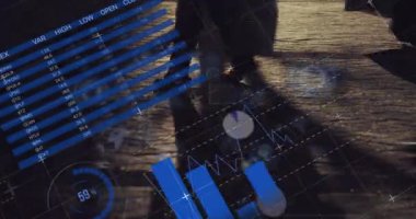 Sokakta yürüyen insanların veri işleme animasyonu. Küresel teknoloji, bilgisayar ve dijital arayüz kavramı dijital olarak oluşturulmuş video.