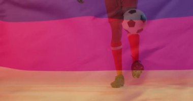 Alman bayrağı üzerinde Afro-Amerikan erkek futbolcunun animasyonu. Küresel vatanseverlik, kutlama, spor ve dijital arayüz kavramı dijital olarak oluşturulmuş video.