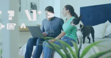 Kafkas çifti üzerinde dizüstü bilgisayarla değişen numaraların animasyonu. Dijital olarak oluşturulmuş küresel sosyal medya, iş, finans ve veri işleme kavramı.